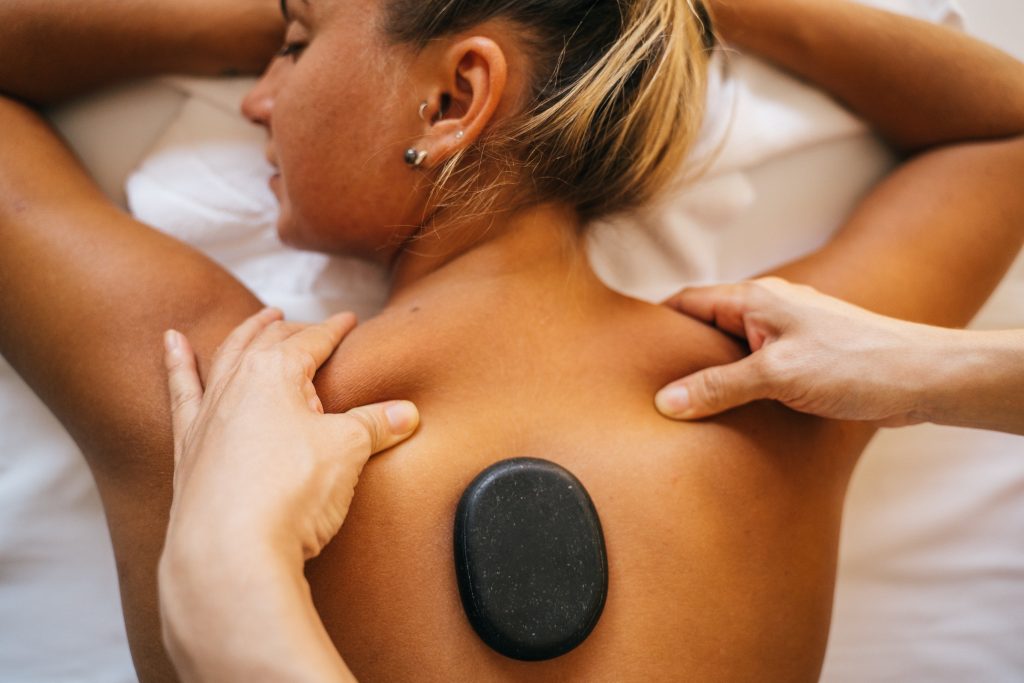Rückenmassage mit Hot Stones